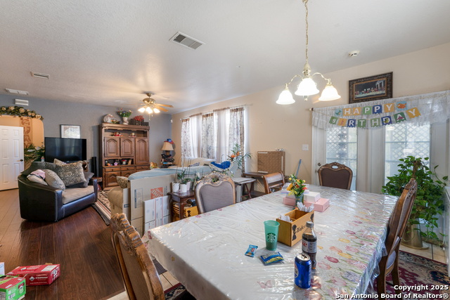 Listing photo id 11 for 144 Springtree Blf