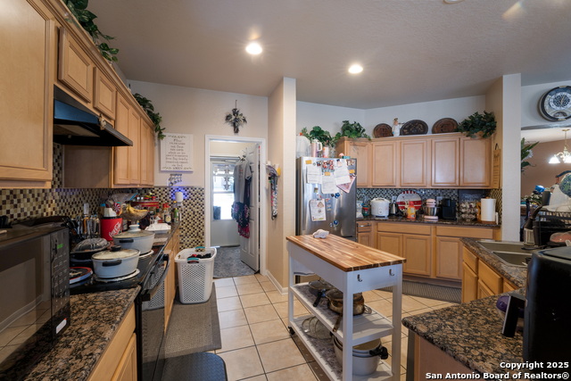 Listing photo id 12 for 144 Springtree Blf