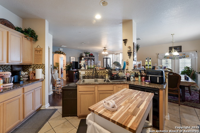 Listing photo id 13 for 144 Springtree Blf