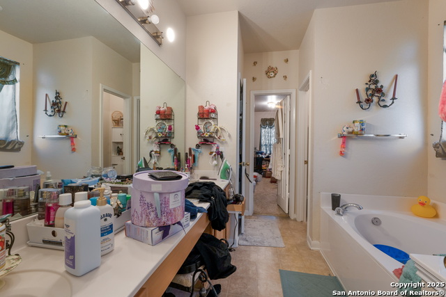 Listing photo id 17 for 144 Springtree Blf