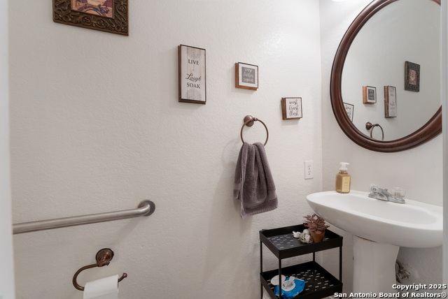 Listing photo id 28 for 144 Springtree Blf