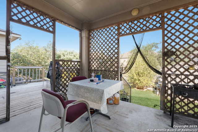 Listing photo id 29 for 144 Springtree Blf