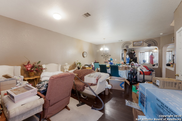 Listing photo id 3 for 144 Springtree Blf