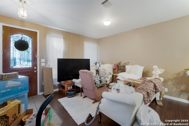Listing photo id 4 for 144 Springtree Blf