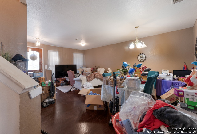 Listing photo id 7 for 144 Springtree Blf