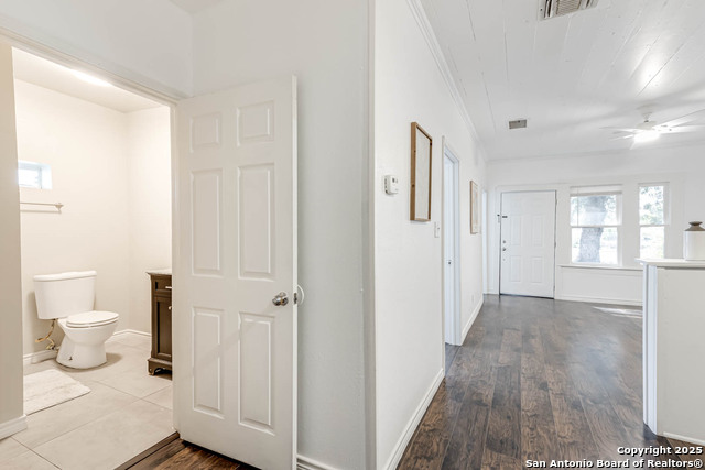 Listing photo id 9 for 841 Texas