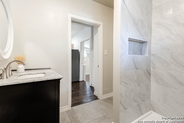 Listing photo id 16 for 841 Texas