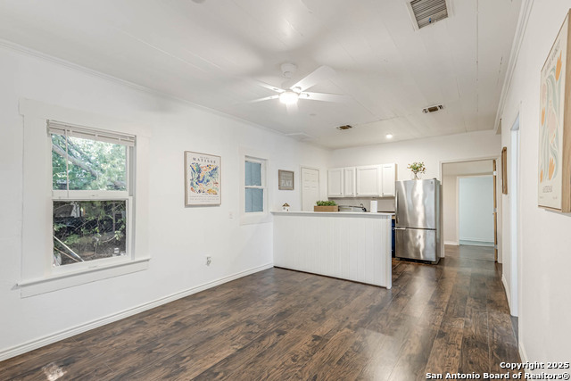 Listing photo id 3 for 841 Texas