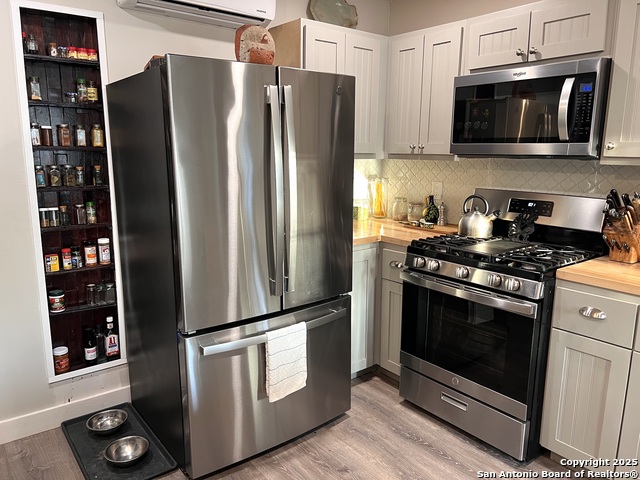 Listing photo id 11 for 3080 Stockdale Highway