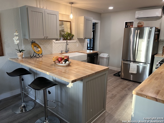 Listing photo id 13 for 3080 Stockdale Highway