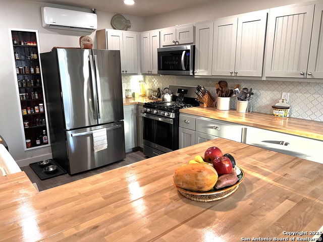 Listing photo id 14 for 3080 Stockdale Highway