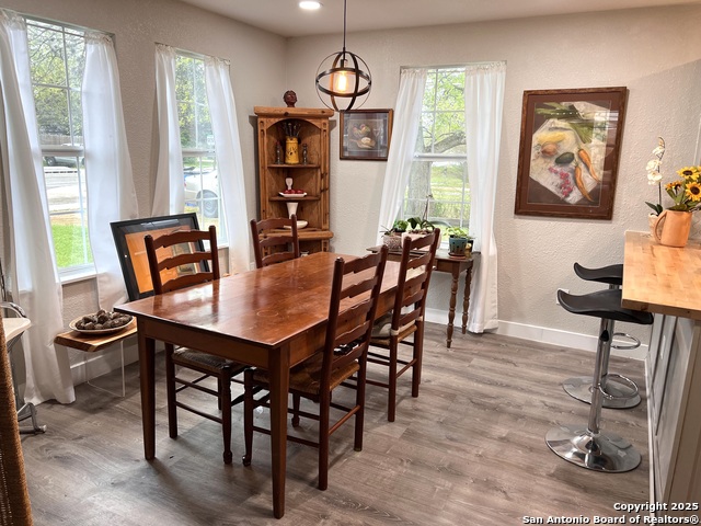 Listing photo id 16 for 3080 Stockdale Highway