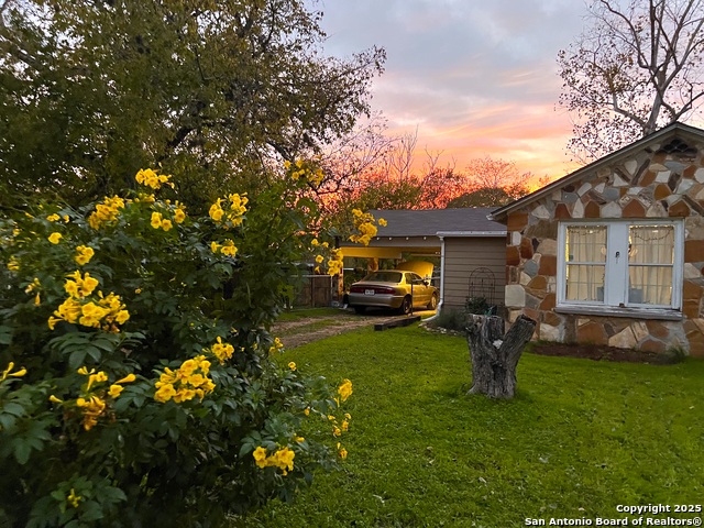 Listing photo id 0 for 3080 Stockdale Highway