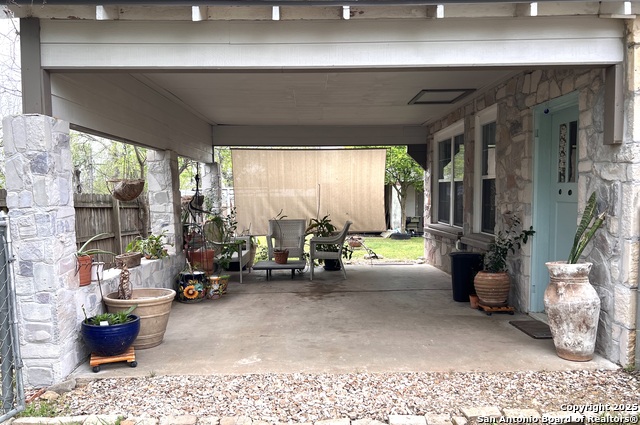 Listing photo id 18 for 3080 Stockdale Highway