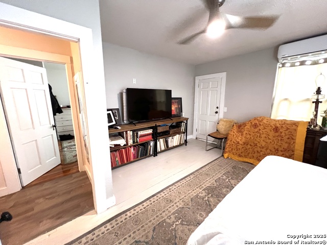 Listing photo id 4 for 3080 Stockdale Highway