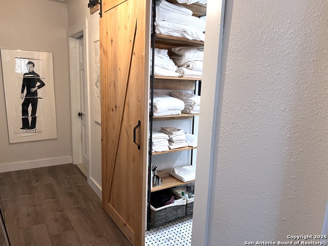 Listing photo id 5 for 3080 Stockdale Highway