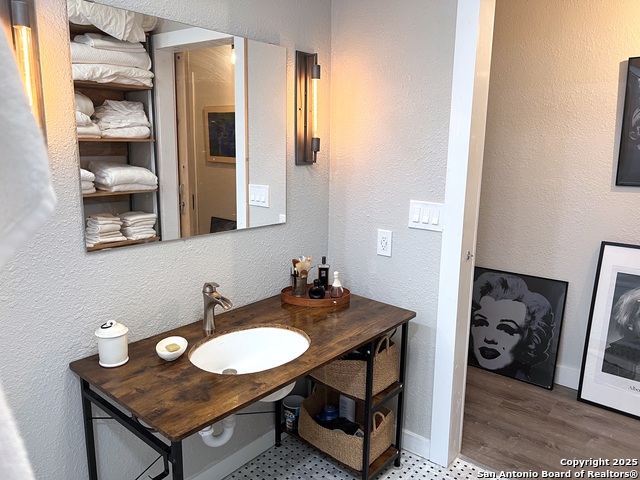 Listing photo id 6 for 3080 Stockdale Highway