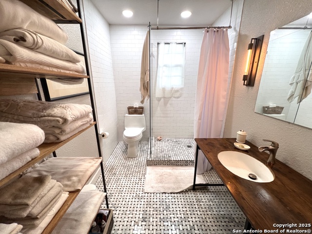 Listing photo id 7 for 3080 Stockdale Highway