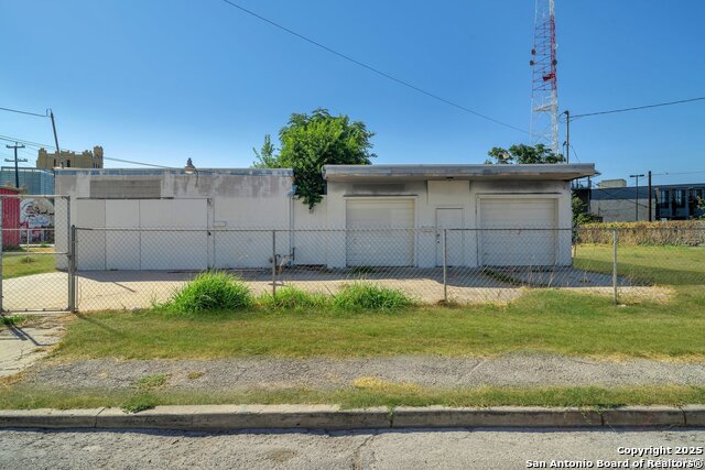 Listing photo id 0 for 920 Dallas  