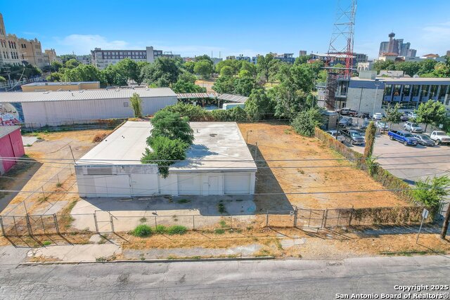 Listing photo id 1 for 920 Dallas  