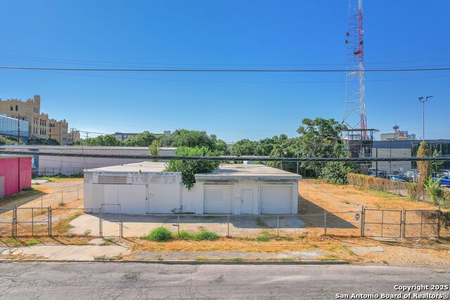 Listing photo id 2 for 920 Dallas  