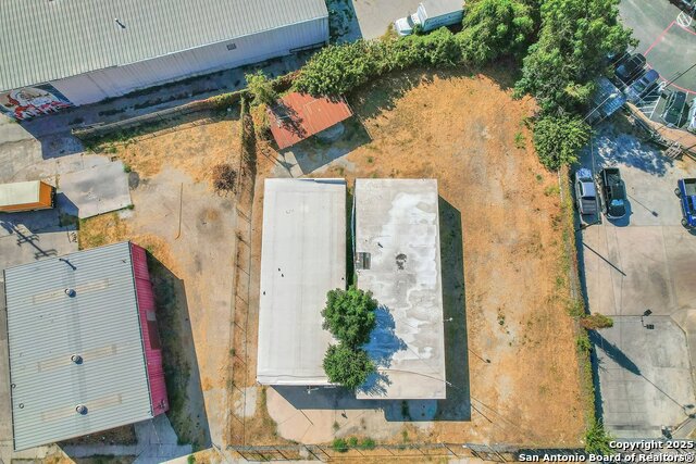 Listing photo id 3 for 920 Dallas  