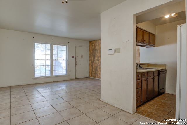 Listing photo id 13 for 8702 Village  Bldg 8 - 8