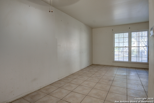 Listing photo id 14 for 8702 Village  Bldg 8 - 8