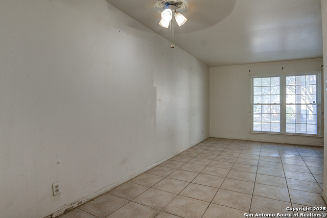 Listing photo id 15 for 8702 Village  Bldg 8 - 8