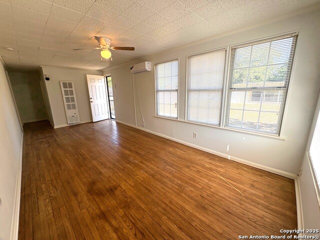 Listing photo id 13 for 703 El Monte Blvd