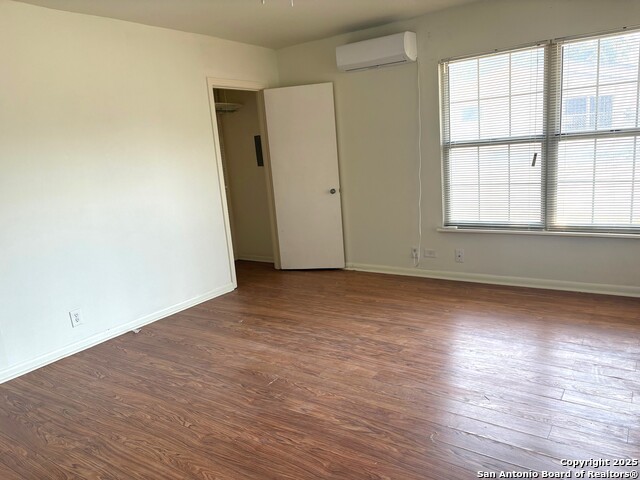 Listing photo id 7 for 703 El Monte Blvd