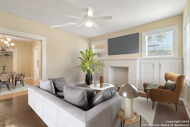 Listing photo id 1 for 2738 Christian