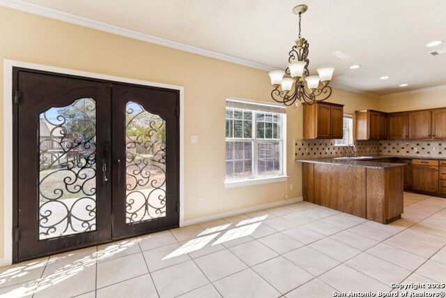 Listing photo id 9 for 2822 Lou St