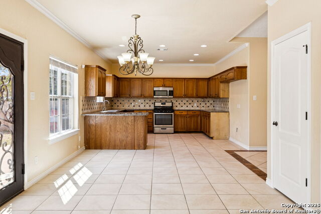 Listing photo id 11 for 2822 Lou St