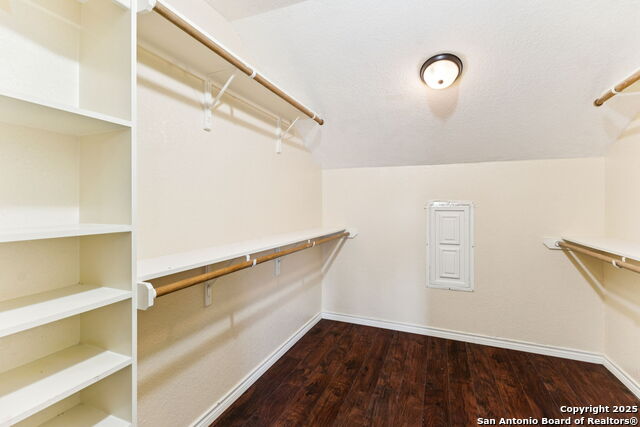 Listing photo id 28 for 2822 Lou St