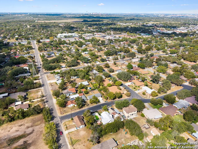 Listing photo id 46 for 2822 Lou St