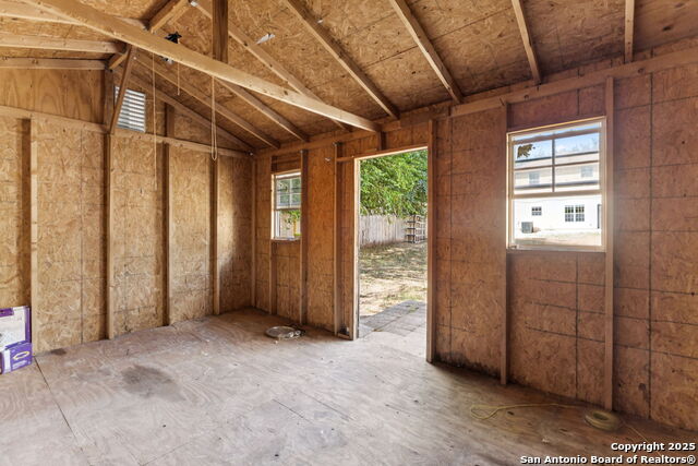 Listing photo id 51 for 2822 Lou St