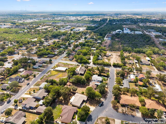 Listing photo id 52 for 2822 Lou St