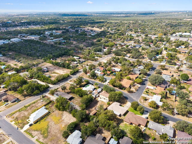 Listing photo id 53 for 2822 Lou St