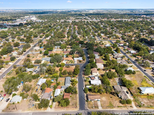 Listing photo id 54 for 2822 Lou St
