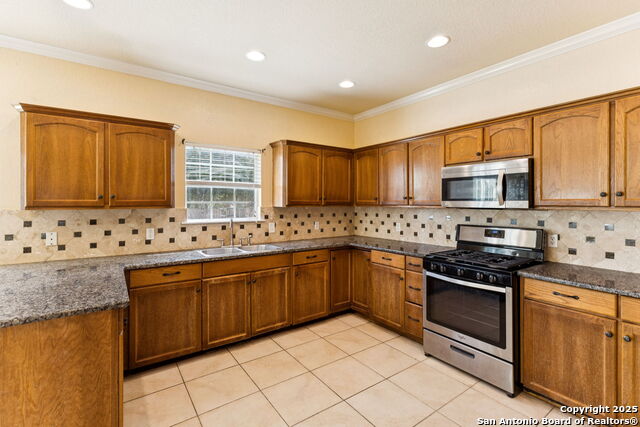 Listing photo id 5 for 2822 Lou St