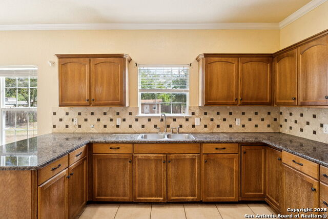 Listing photo id 6 for 2822 Lou St