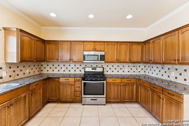 Listing photo id 7 for 2822 Lou St