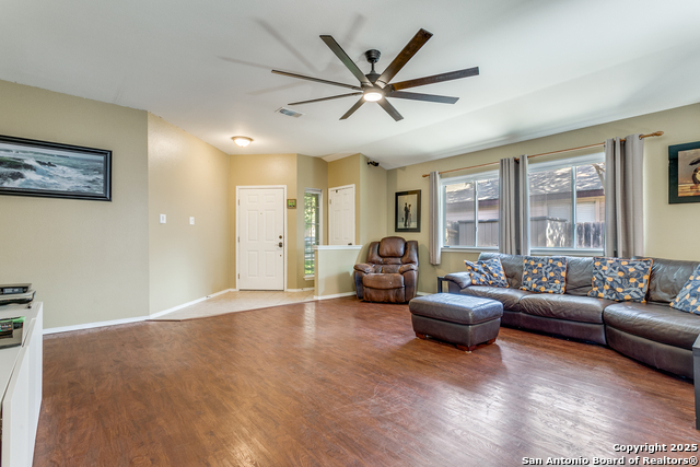 Image 4 of 25 For 14318 Markham Ln