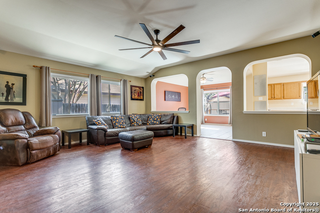 Image 6 of 25 For 14318 Markham Ln