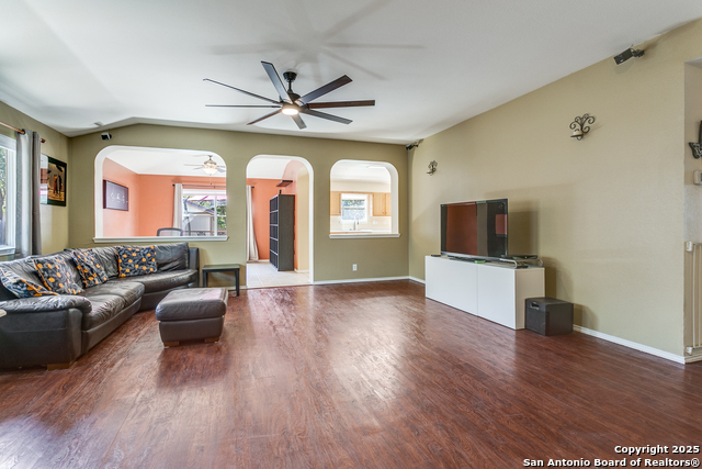 Image 7 of 25 For 14318 Markham Ln