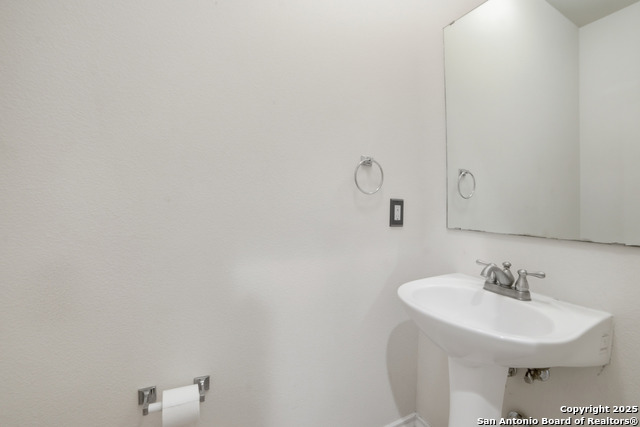 Listing photo id 8 for 6311 Aspen Hill