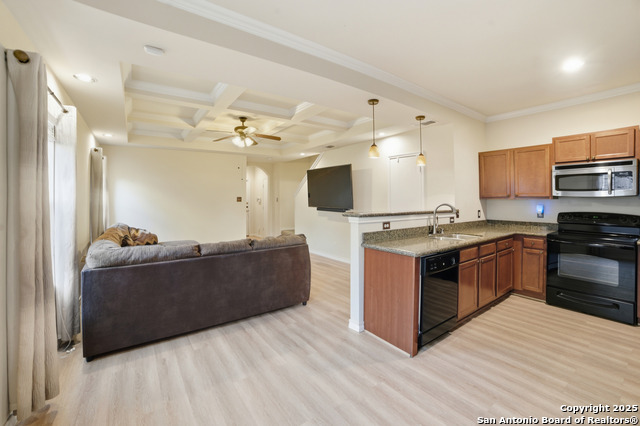 Listing photo id 5 for 6311 Aspen Hill