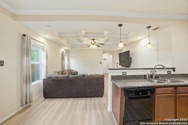 Listing photo id 7 for 6311 Aspen Hill