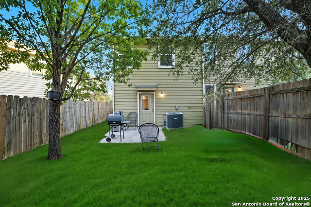 Listing photo id 11 for 6311 Aspen Hill